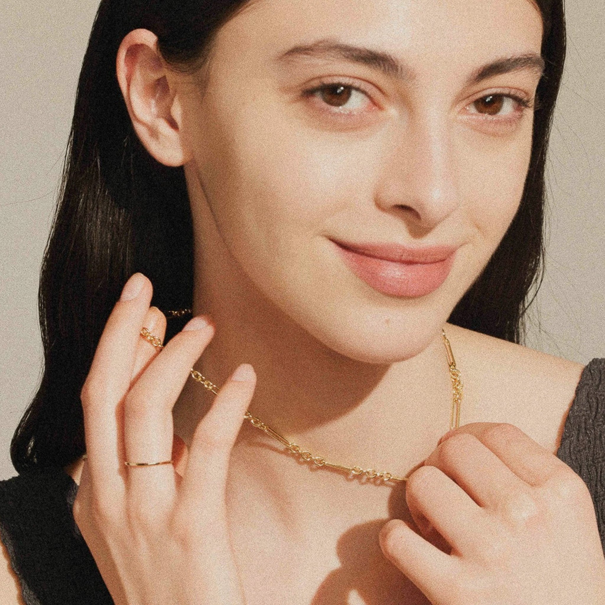 gilded-link-necklace-model
