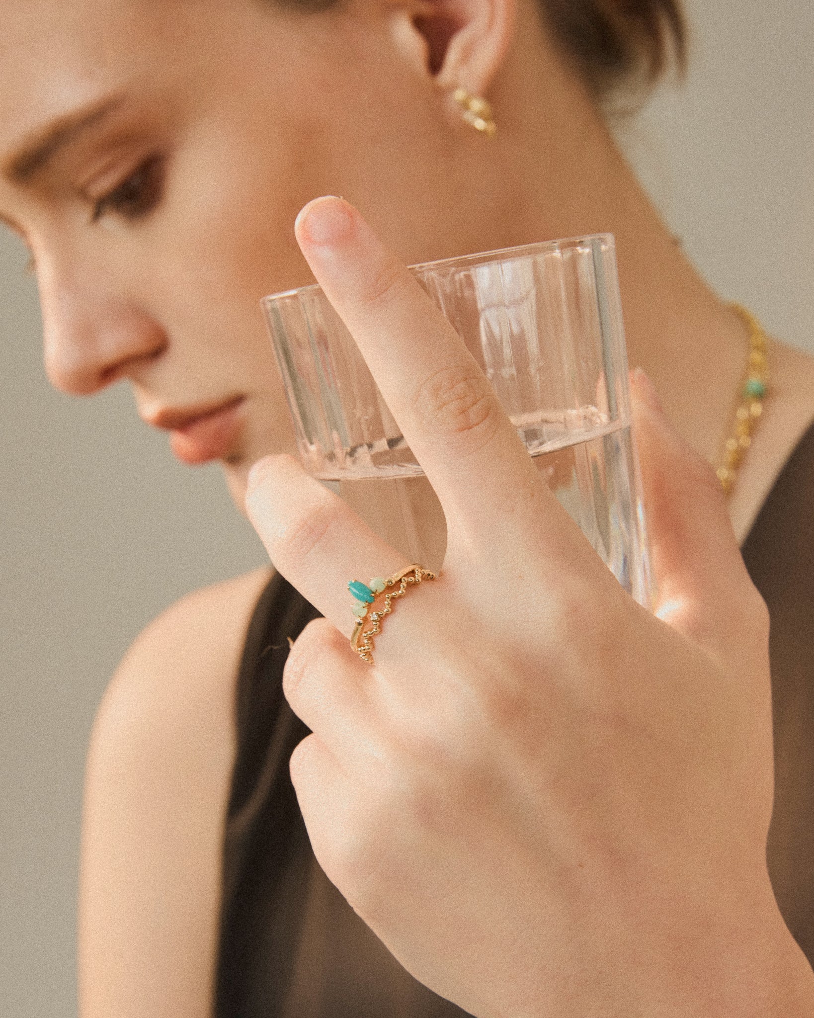 stanza-web-bloom-three-stone-ring4